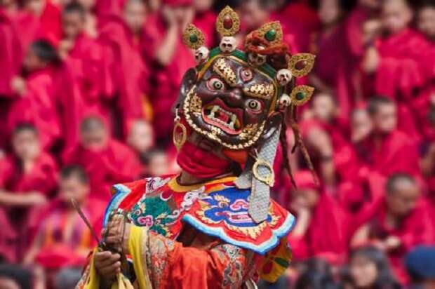 Самые главные и яркие ежегодные праздники Бутана проходят осенью: фестивали цечу представлены красочными танцевальными постановками и ритуалами, олицетворяющими мистическую борьбу добрых и злых сил в традиционных костюмах и масках.