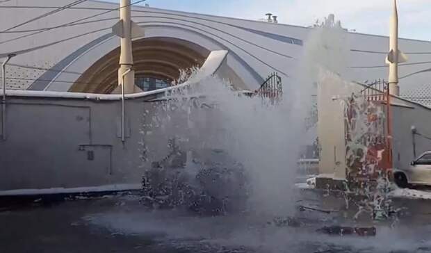 Фонтан забил из-под земли возле Тобольских казарм в Нижнем Новгороде