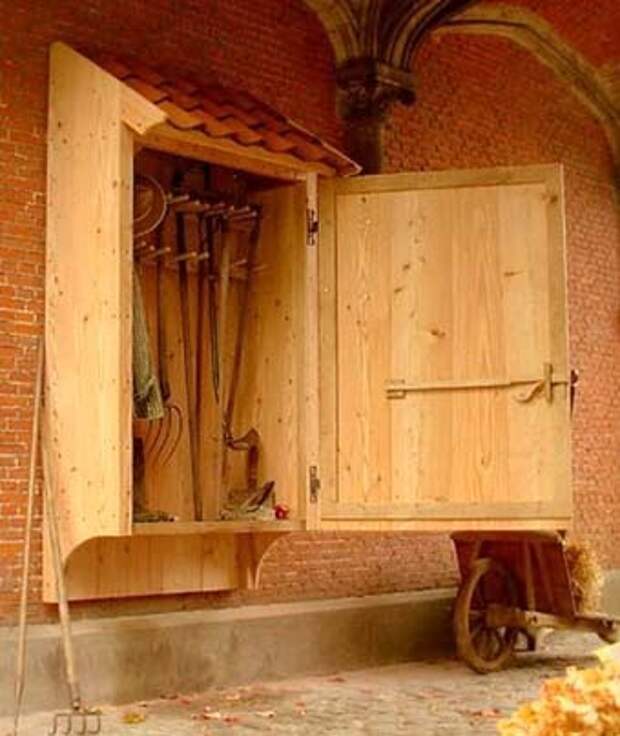 настенный шкаф для садовых инструментов