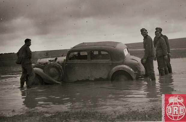Mercedes-Benz 230 фактически утонул в луже. Осенние дожди превратили и без того труднопроходимые дороги в настоящий кошмар