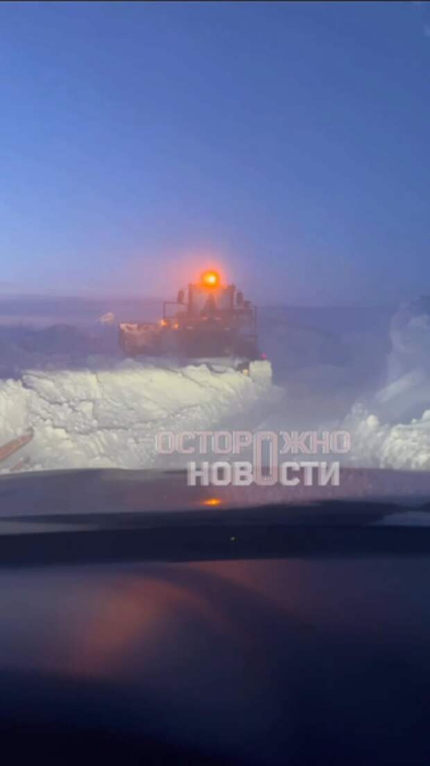 Десятки водителей вторые сутки стоят в пробке в районе Териберки, Мурманской области