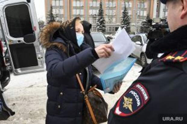 К администрации Екатеринбурга привезли гроб