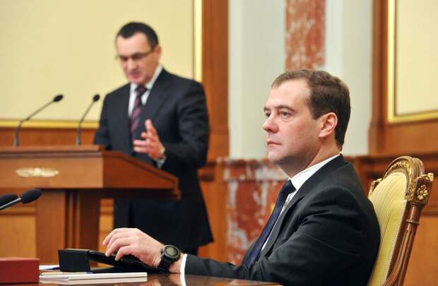Медведев поручил следить за ценами на продовольственном рынке