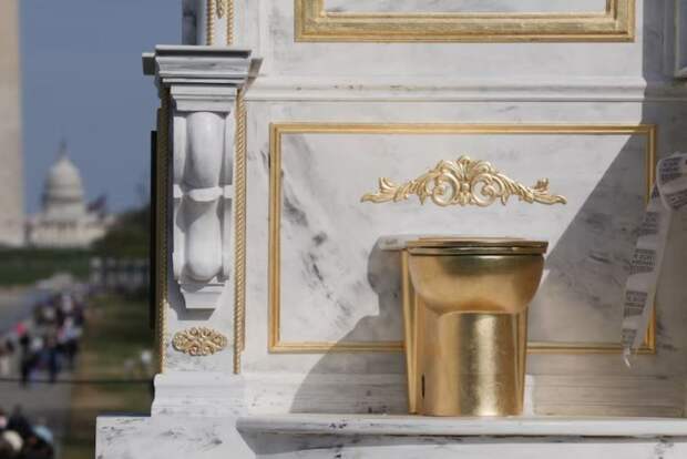 Большой трон с золотым унитазом поставили на Национальной аллее в Вашингтоне