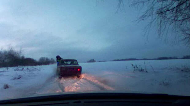 Подросток провез инспектора ДПС на капоте автомобиля целый километр