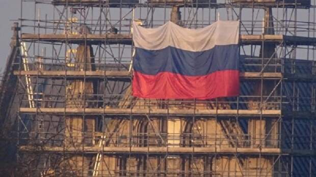 Неизвестные повесили российский флаг на собор в Солсбери
