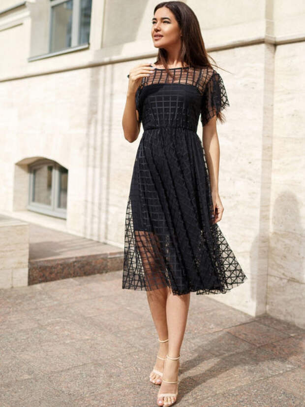 Платье из сетки — модный и противоречивый тренд. /Фото: img2.wbstatic.net