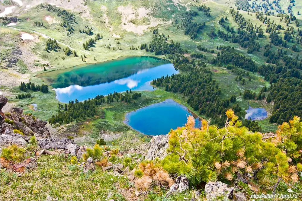 Горы рядом с озерами. Два озера. Озеро рядом. 2 Озера рядом. Несколько озер.