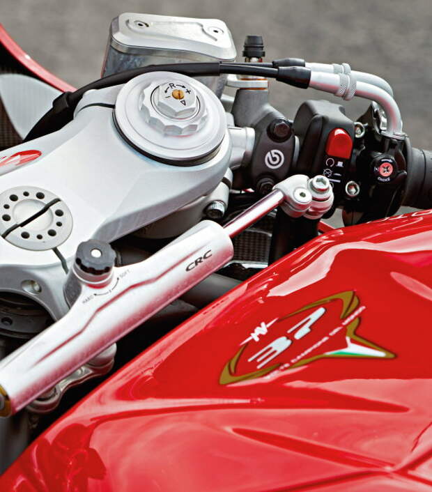 Интересная вещь. Сэкономив на &laquo;софте&raquo; для впрыска, итальянцы из MV Agusta на F4 применили механический подсос.