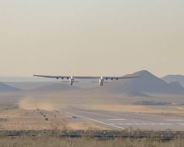Stratolaunch успешно совершил свой первый полет