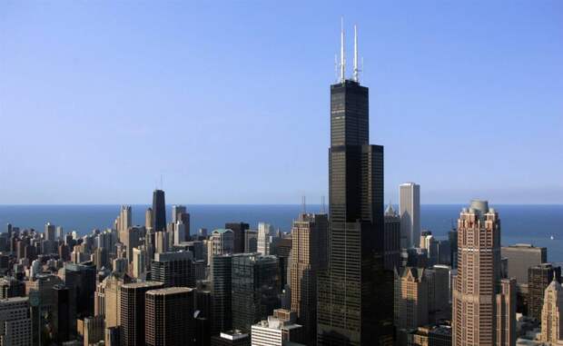 6. Башня Уиллис в Чикаго. Возможно, более известная как Сирс-Тауэр, это здание было переименовано в 2009 году. Это здание является самым высоким в Северной Америке, 110 этажей, высотой 412 метров.