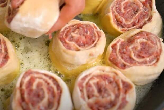 Фото к рецепту: Ленивые пельмени на сковороде