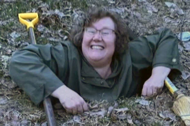 UPI: канадка провалилась в яму, выходя из автомобиля, и была спасена пожарными