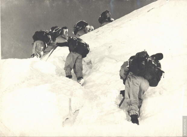 Заброска на пик Победы. 5300 м. 1956 год. Урал  не бросил заниматься альпинизмом. Возобновив тренировки...