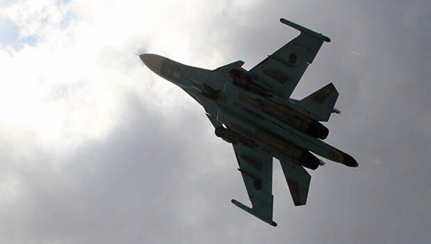 Российский истребитель-бомбардировщик Су-34 взлетает с авиабазы Хмеймим в Сирии. Архивное фото
