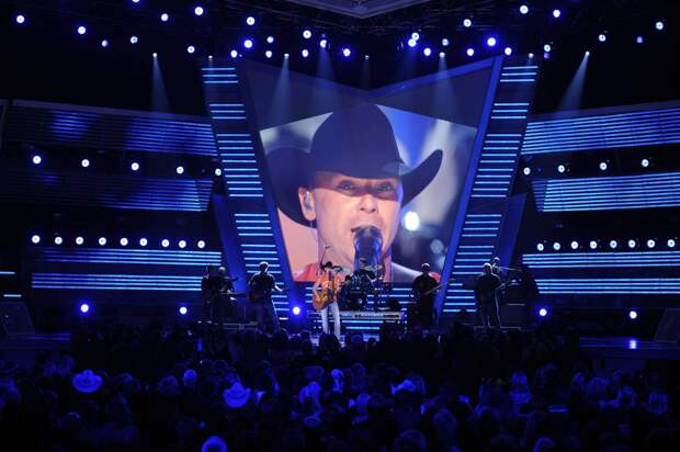 ss-090408-las-vegas-10ss_full 10) Kenny Chesney исполняет песню "Out Last Night" на 44-м Ежегодной церемонии вручения премий в области кантри музыки в Лас-Вегасе 5 апреля 2009. (Mark J. Terrill/AP)