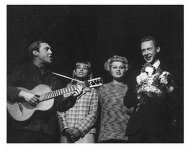 Владимир Высоцкий на 40-летии Олега Ефремова. 1.10.1967 г. Фото – на сайте ''Современник'' Владимир Высоцкий на 40-летии Олега Ефремова. 1.10.1967 г. Фото – на сайте ''Современник''