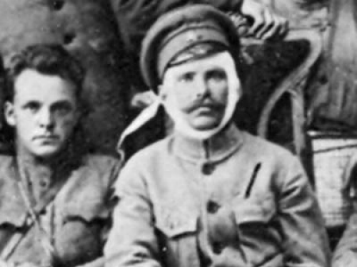 Дмитрий Фурманов и Василий Чапаев — фрагмент группового снимка командно-политического состава 25-й стрелковой дивизии