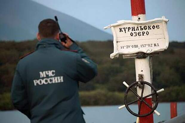Упавший в Курильское озеро вертолет Ми-8 подняли со дна