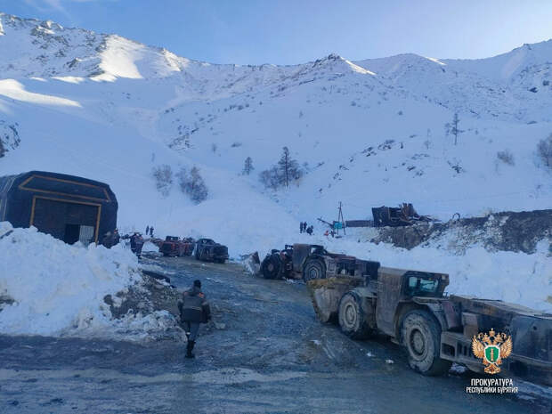 Шесть человек погибли при сходе снега на руднике в российском регионе