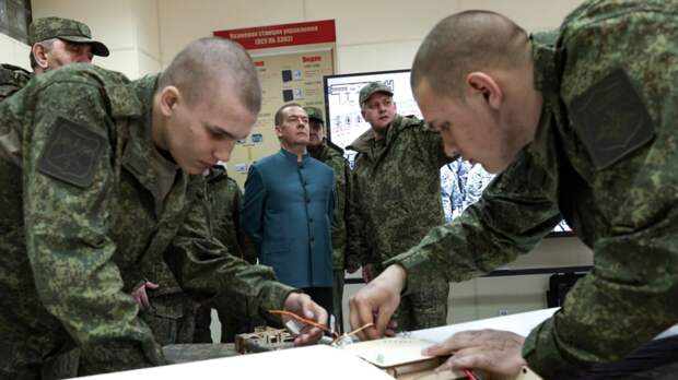 Медведев: специалисты БПЛА — будущий костяк военной элиты России