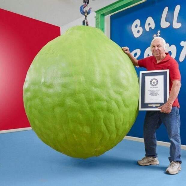 Мужчина создал самый большой в мире шар