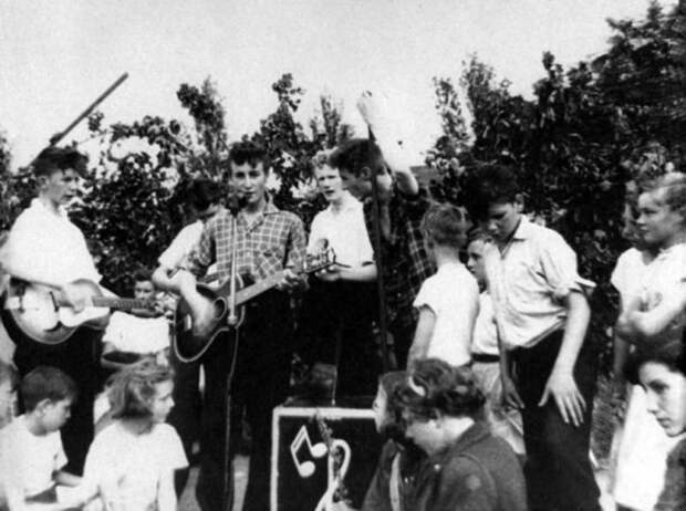 Джон Леннон со своей первой группой «The Quarrymen» в 1957 году