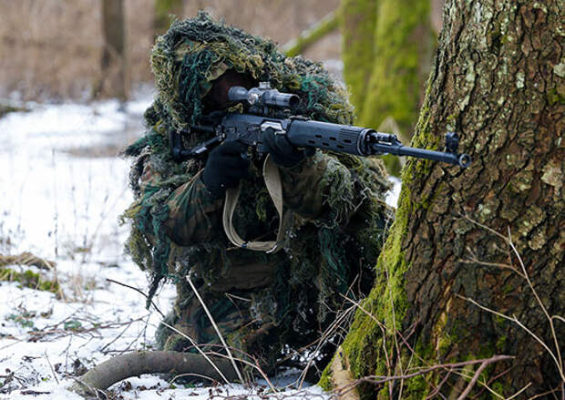 Морские пехотинцы Балтийского флота выполняют стрельбы в составе отделений