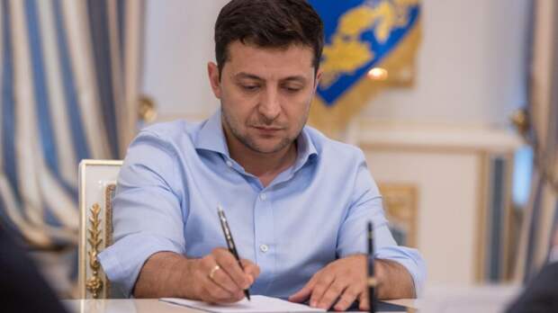 Зеленский подписал закон об импичменте