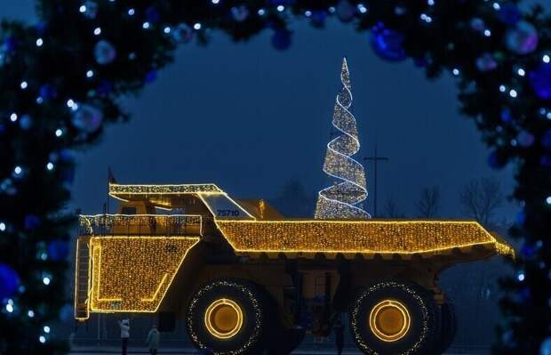 Гигант в огнях:  в Минске зажгли новогодний БЕЛАЗ
