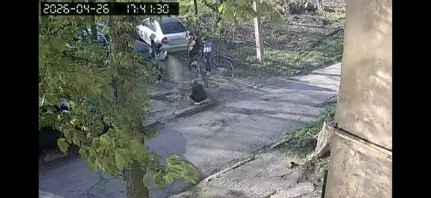 Родители, кто узнает на данных фотографиях своих детей, пусть придут и положат госномера от автомобиля под дворники или в противном случае будет напис...