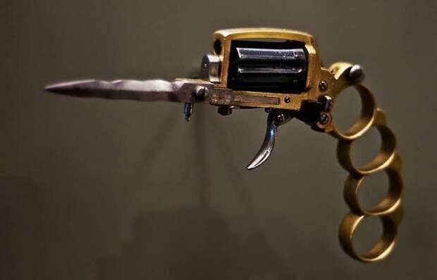 В начале 1900-х годов французские гангстеры использовали оружие под названием "Апачский револьвер", которое выполняло функции револьвера, ножа и кастета