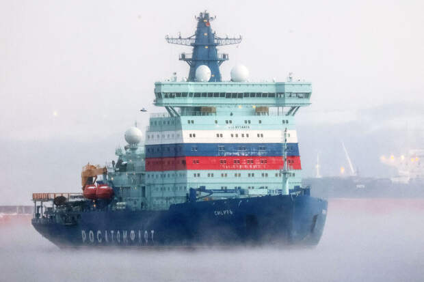 Российские ледоколы помогают судам, застрявшим во льдах Финского залива