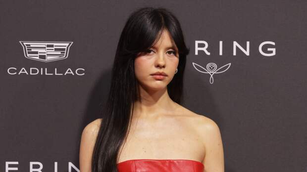 Актриса Миа Гот в платье с глубоким декольте посетила премию после развода с Лабафом