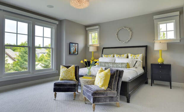 Стильная спальня в серых тонах с жёлтыми акцентами