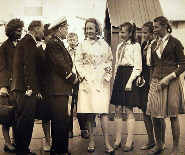 Марлен Дитрих и "простые" советские люди. Фото: ТАСС