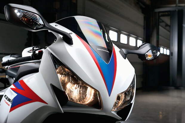 Легкая подтяжка лица помогла освежить внешность Fireblade, но при этом сохранила фирменный стиль.