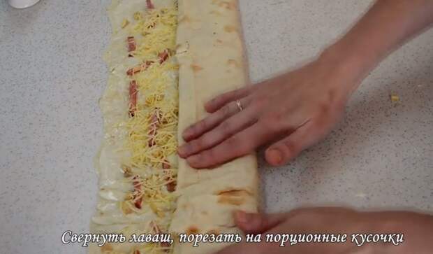 Жареный лаваш с колбасой и сыром