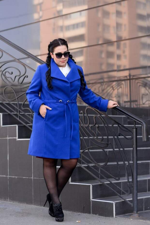 Синее пальто с тонким поясом не только нарушает пропорции фигуры, но и делает образ устаревшим. /Фото: modna-panyanka.com.ua
