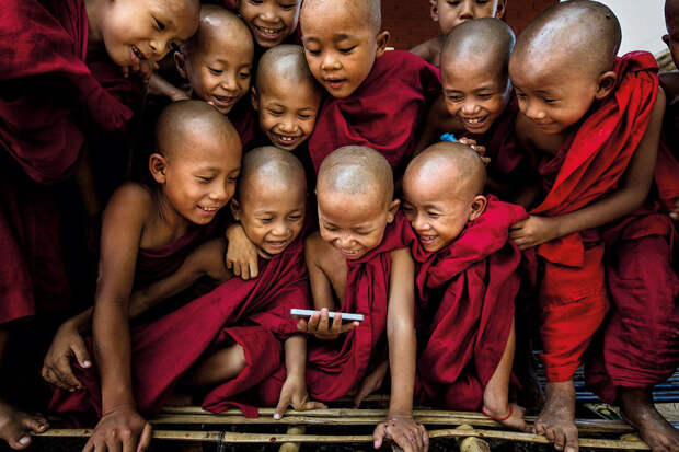 Маленькие монахи в монастыре в Багане, Мьянма