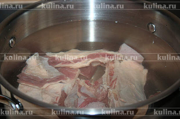 Мясные продукты нарезать, промыть, сложить в кастрюлю, залить холодной водой, довести до кипения, снять пену.