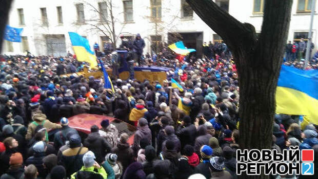 Новый Регион: Тысячи митингующих с трактором штурмуют администрацию президента Украины (ФОТО)