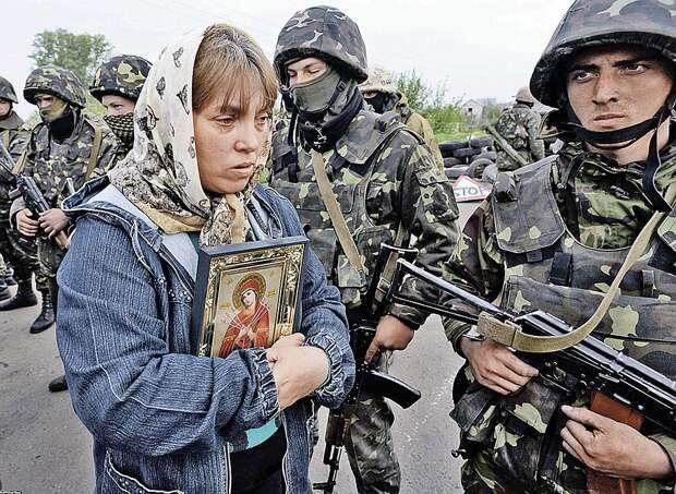 В 2014 году мирное население Донбасса пыталось остановить украинские войска словом. Сегодня мало кто решается открыто высказывать свое отношение к ВСУ. Фото: AFP/EAST NEWS