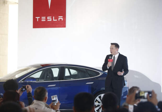 Илон Маск: пока что мы не будем продавать базовую версию Model 3