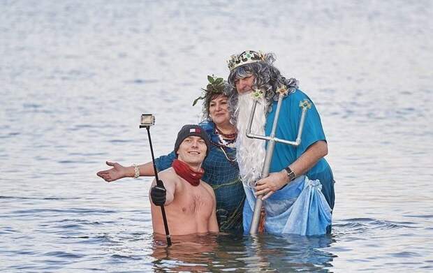 Ныряем в Новый год с головой! ynews, моржевание, новогодние развлечения, новости, новый год, пловцы, праздничные заплывы, празднуем нестандартно