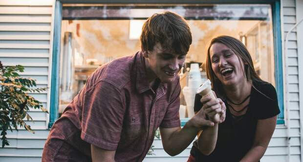 Психолог Сальникова рассказала, когда юмор используется как защита при знакомстве