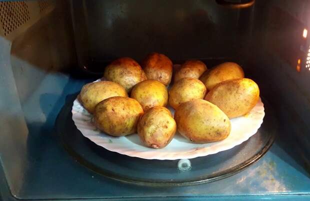 Картофель в микроволновке можно готовить неочищенным. / Фото: fb.ru