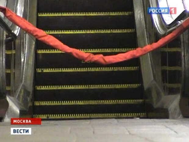 Кольцевая закрыта. Метро Комсомольская эскалатор. Эскалатор станции Комсомольская. Направляющие ступеней эскалатора. Направляющие бегунков ступеней эскалатора.