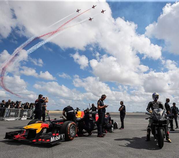 Суперкары, супербайк, автомобиль F1, самолет и истребитель устроили гонку