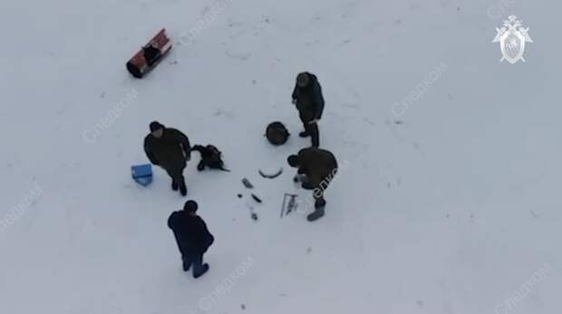 КАК ТОЛЬКО СЛЕДКОМ ОПУБЛИКОВАЛ ФОТО И ВИДЕО С МЕСТА КРУШЕНИЯ САМОЛЁТА, ПОЯВИЛСЯ "ВБРОС" - МОЛ, СЛИШКОМ МАЛО ТЕЛ ВОЗЛЕ "ИЛЬЮШИНА". АКТИВНО СТАЛА РАЗГОНЯТЬСЯ ТЕМА ТОГО, ЧТО ВОЕННОПЛЕННЫХ ВООБЩЕ НЕ БЫЛО НА БОРТУ. ФОТО: СКРИНШОТ ВИДЕОКАДРА СЛЕДКОМА